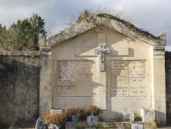 la tombe familiale au cimetière du village.jpg